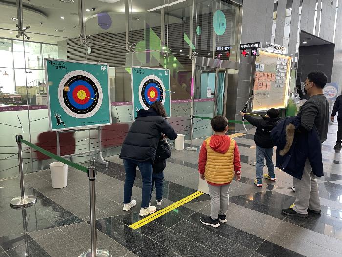 설맞이 행사 중 하나인 활쏘기를 체험하는 관람객