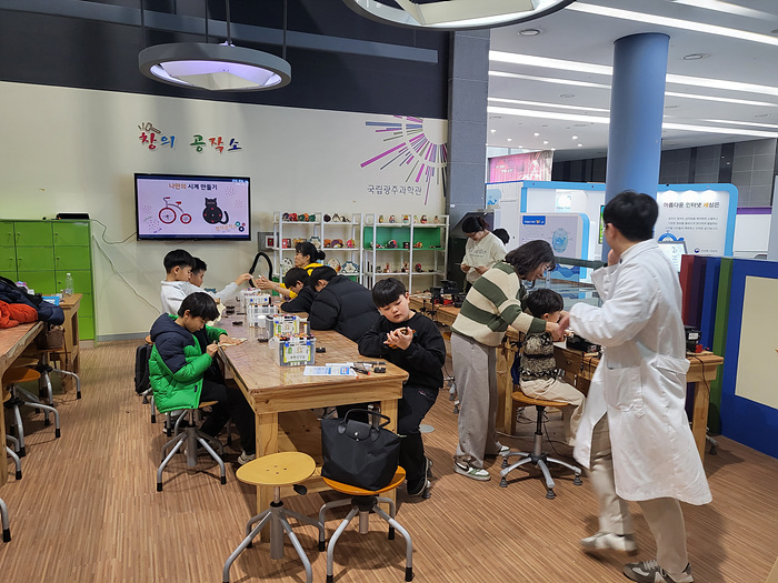 2025 창의공작소 나무시계 만들기 무료 운영 < 교육스케치 < 교육 : 국립광주과학관 2025 창의공작소 나무시계 만들기 무료 운영  < 교육스케치... 
