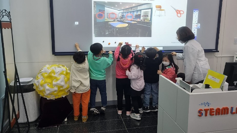  씽씽 스팀교육에 참여하고 있는 교육생 사진